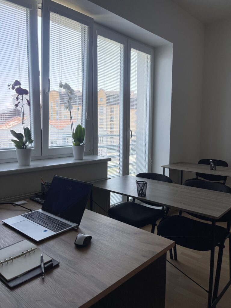 ucebna autoskoly muro okno