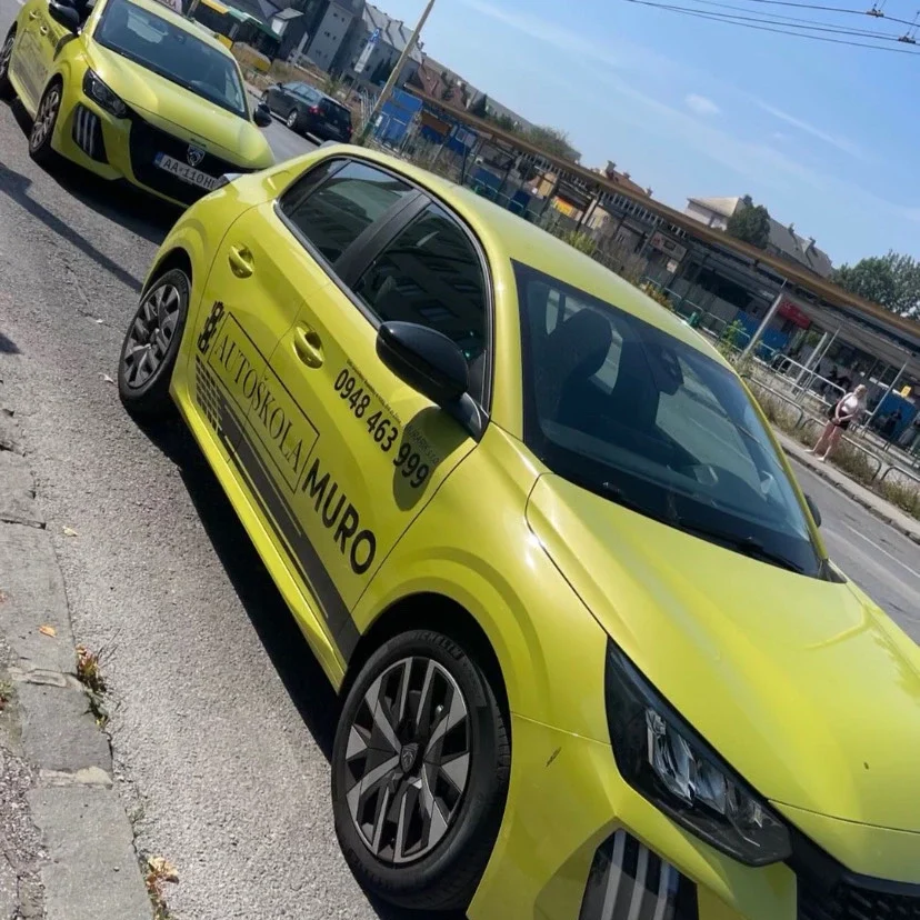 auta na parkovisku zpredu