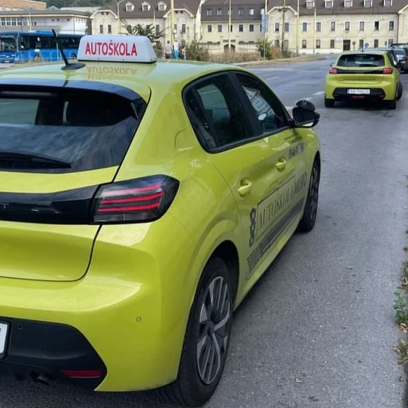 auta na parkovisku zozadu