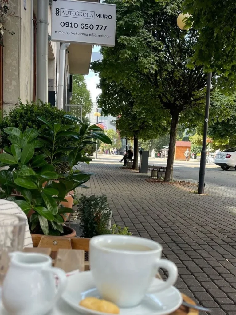 vchod do autoskoly muro