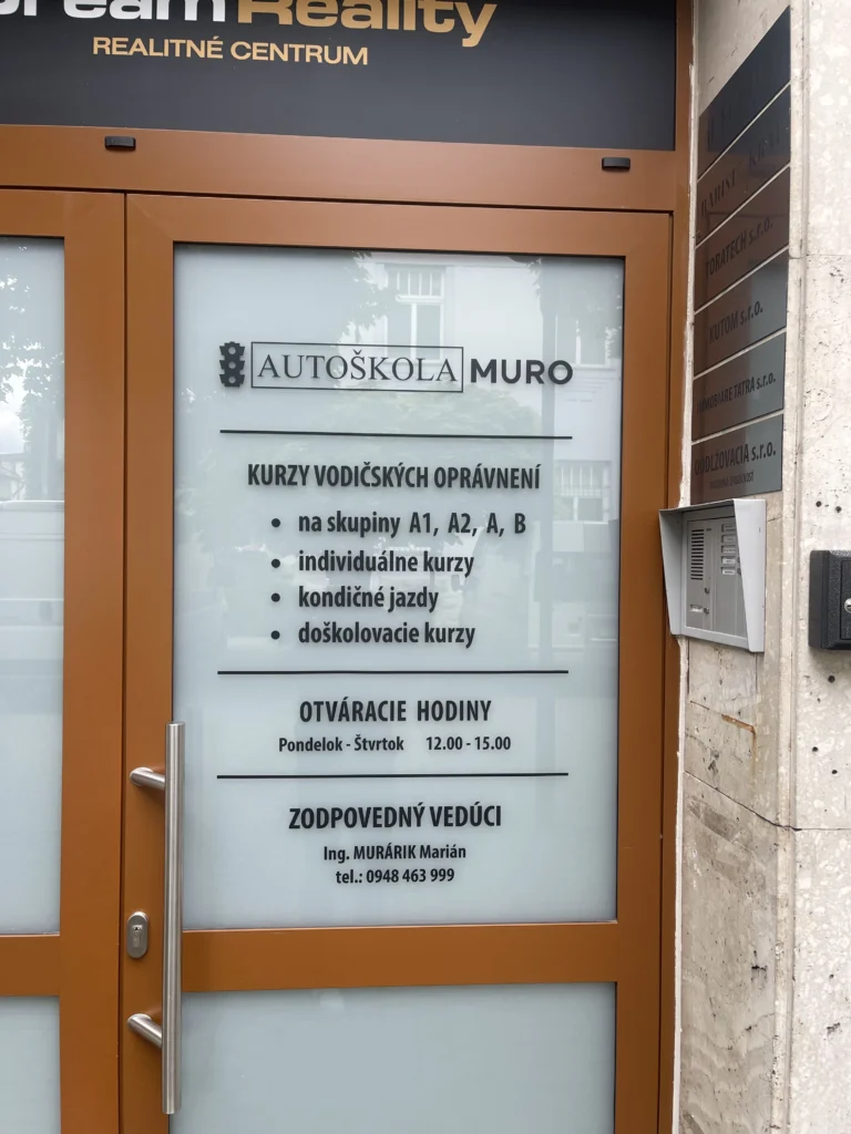 vchodove dvere do autoskoly muro